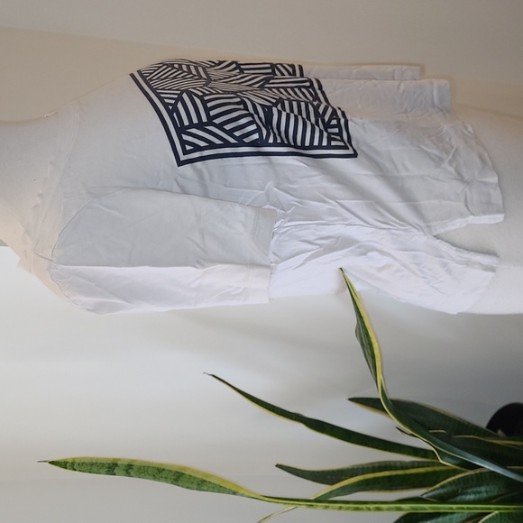 Uniqlo MoMA Special Edition Cropped Tee - Picture 4 of 5